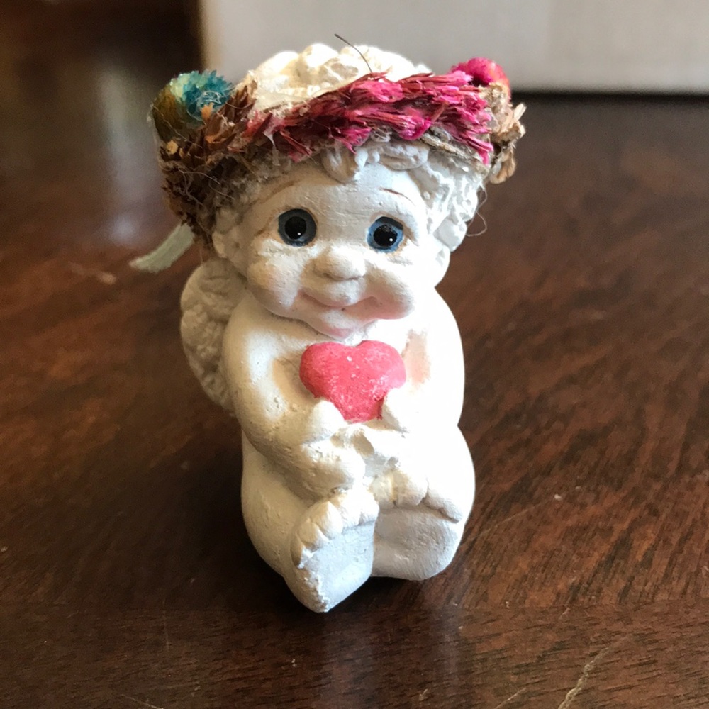 Cast Art 1991 sitting Cherub with heart ♥️
